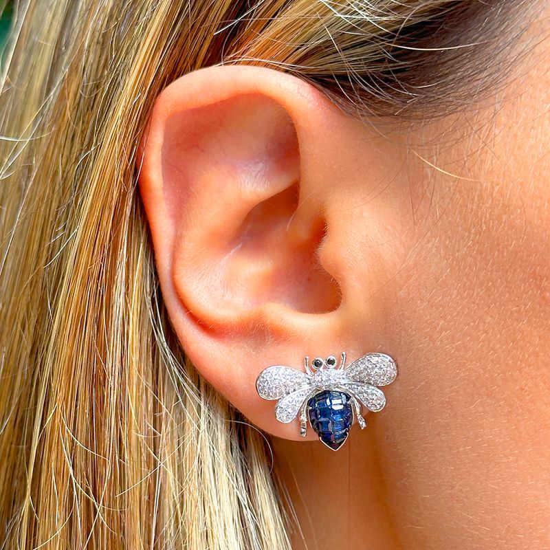 Brinco-cristal-safira-zirconia-branca-abelha-mosaico-cravacao-invisivel-banhado-a-rodio-branco