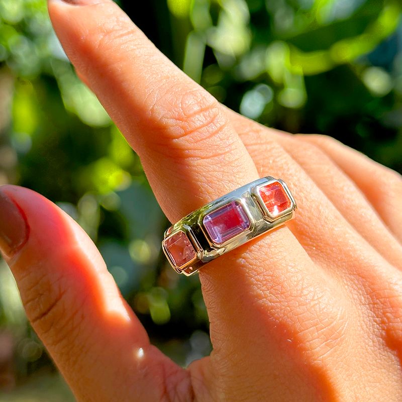 Anel-alianca-retangulos-cravacao-ingesa-cristal-rodolita-e-quartzo-rosa-banhado-a-ouro-18k-