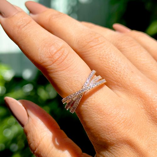 Anel Trinity Entrelaçado Cravejado Zircônia Branca Banho de Ouro 18k