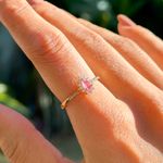 Anel-gotinha-rubi-borda-cravejada-banhado-a-ouro-18k