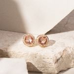 Brinco-Redondo-Bordado-Cristal-Rodolita-Cravejado-com-Zriconias-Brancas-Banho-de-Ouro-18k