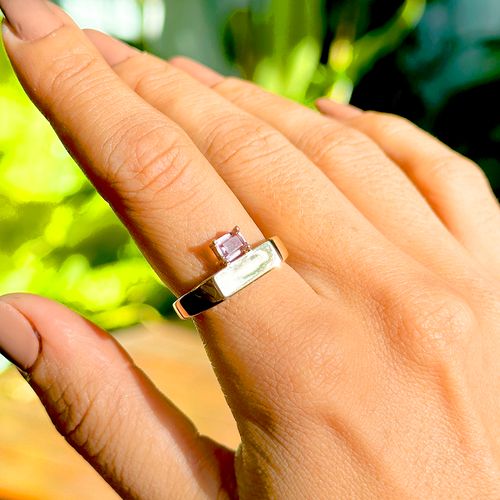 Anel Cristal Rodolita Quadrado com Placa Lisa Banho de Ouro 18k
