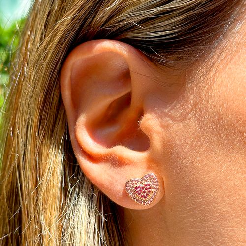 Brinco coração duplo zircônia rosa e vermelha banho de ouro 18k