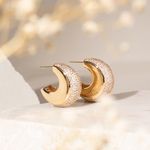 Brinco-Meia-Lombada-Cravejado-com-Zirconia-Branca-Banho-de-Ouro-18k
