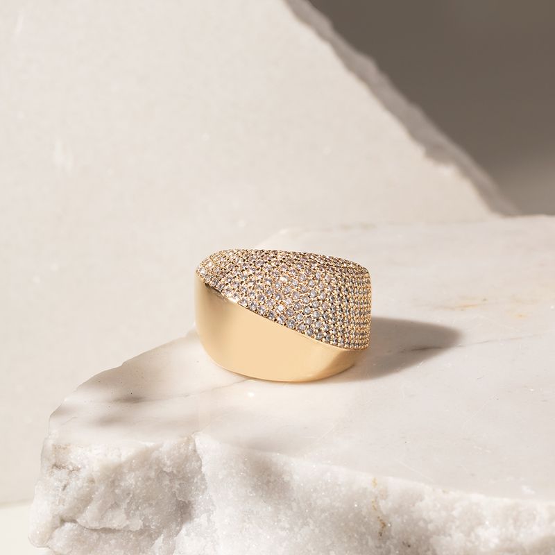 Anel-Lombada-Meio-a-Meio-Cravejado-com-Zirconia-Branca-Banho-de-Ouro-18k