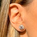 Brinco-Ponto-de-Luz-Cravacao-Halo-em-Garras-de-Zirconia-Branca-Banho-de-Ouro-18k