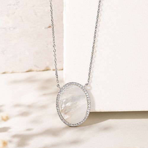 Colar Medalha de Madrepérola Pequeno Banho de Ródio Branco Tam 45cm