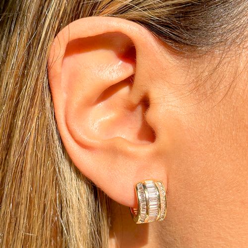 Brinco Argolinha Cravação Trilho de Zircônia Branca Banho de Ouro 18k