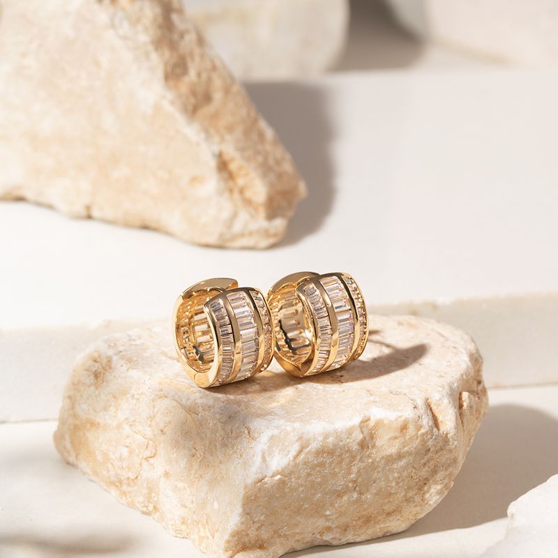 Brinco-Argolinha-Cravacao-Trilho-de-Zirconia-Branca-Banho-de-Ouro-18k-