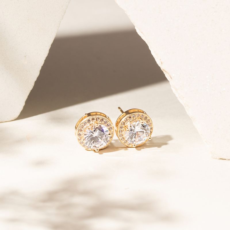 Brinco-Ponto-de-Luz-Cravacao-Halo-em-Garras-de-Zirconia-Branca-Banho-de-Ouro-18k
