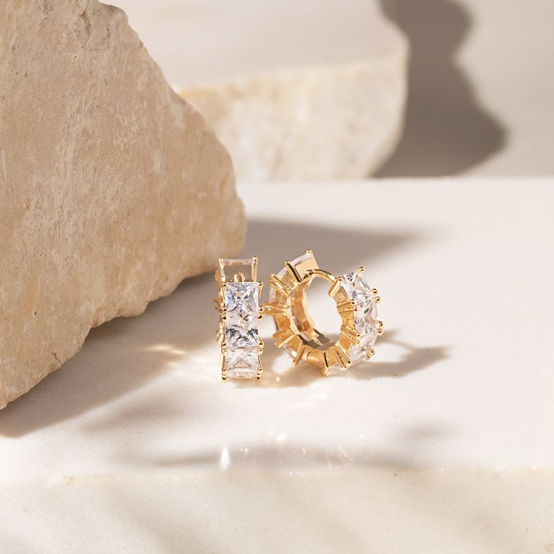 Brinco-Argola-Cravejado-Zirconia-Branca-Banho-de-Ouro-18k