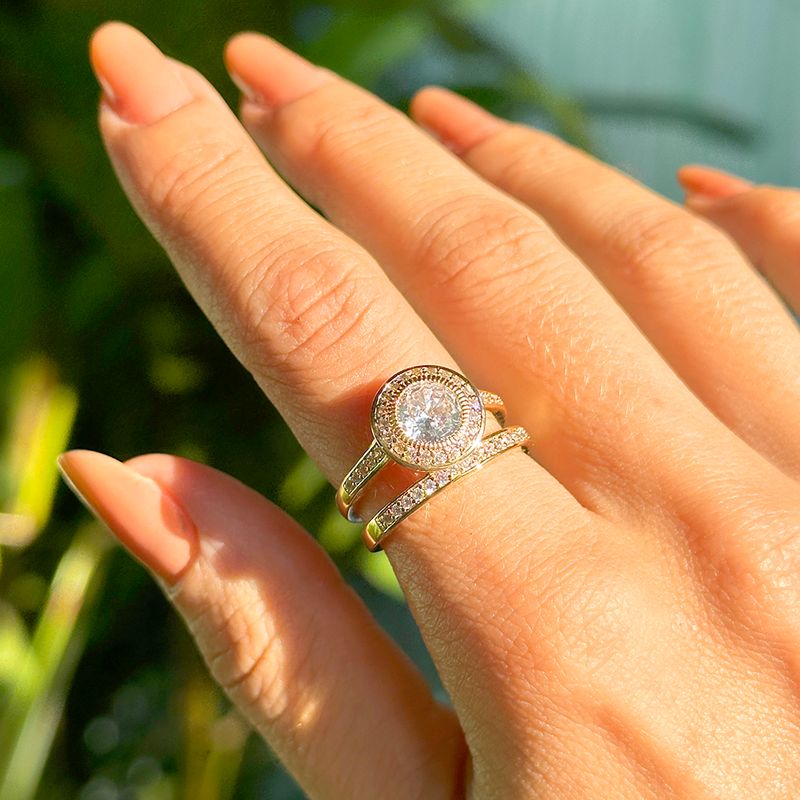 Anel-Solitario-com-Zirconia-Branca-e-Cravacao-Halo-Inglesa-Banho-de-Ouro-18k