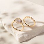 Anel-Solitario-com-Zirconia-Branca-e-Cravacao-Halo-Inglesa-Banho-de-Ouro-18k