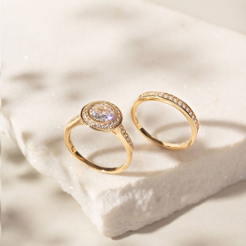 Anel-Solitario-com-Zirconia-Branca-e-Cravacao-Halo-Inglesa-Banho-de-Ouro-18k