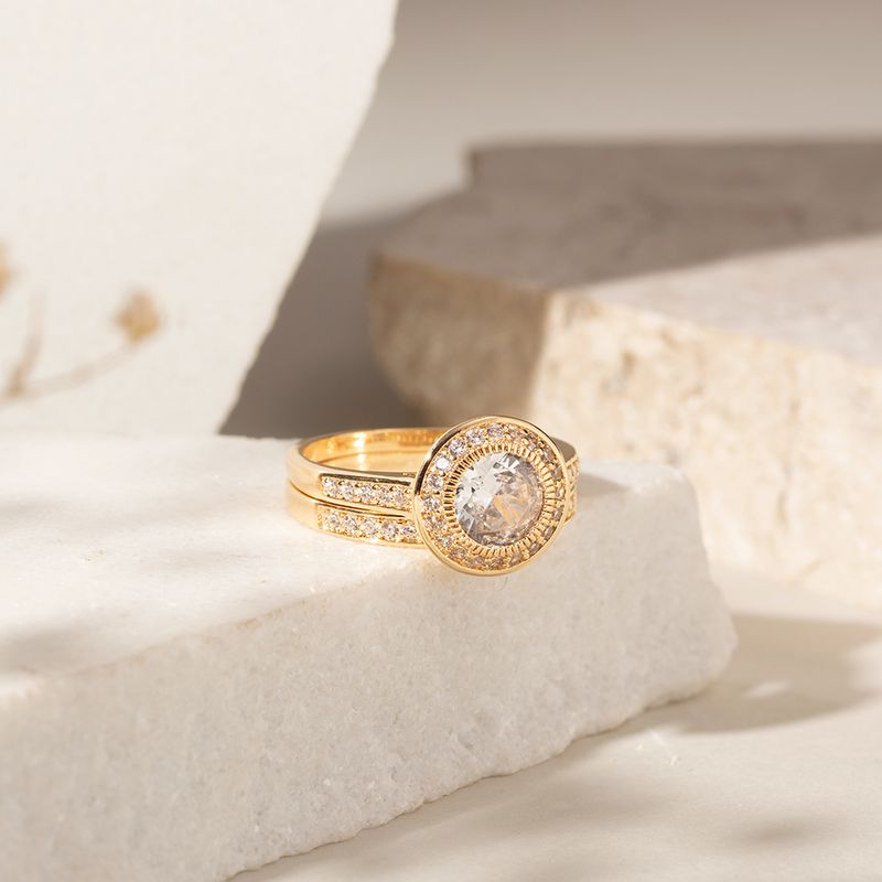 Anel-Solitario-com-Zirconia-Branca-e-Cravacao-Halo-Inglesa-Banho-de-Ouro-18k
