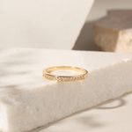 Anel-Solitario-com-Zirconia-Branca-e-Cravacao-Halo-Inglesa-Banho-de-Ouro-18k