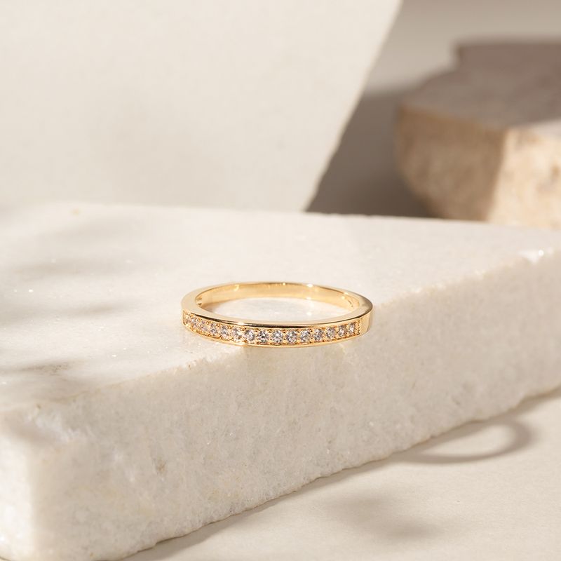 Anel-Solitario-com-Zirconia-Branca-e-Cravacao-Halo-Inglesa-Banho-de-Ouro-18k