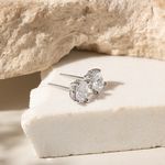 Brinco-Oval-Cravejado-com-Zirconia-Branca-Prata-925-