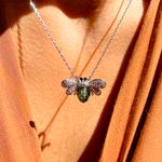 Colar-Abelha-Mosaico-Cristal-Esmeralda-Cravacao-Invisivel---Tam--50cm---Banho-de-Rodio-Branco
