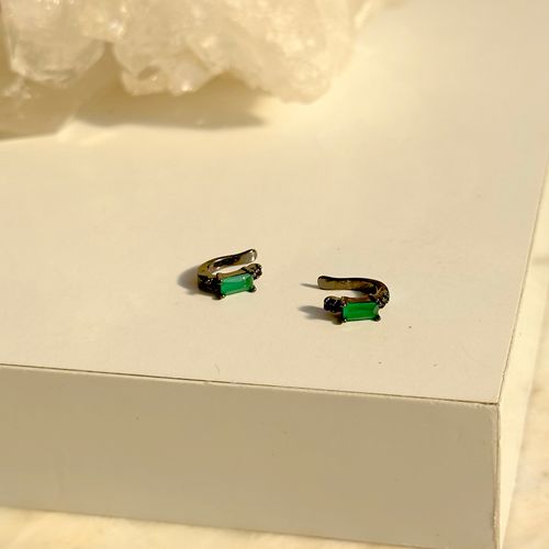 Brinco cristal esmeralda zirconia negra mini retangulo piercing (par)