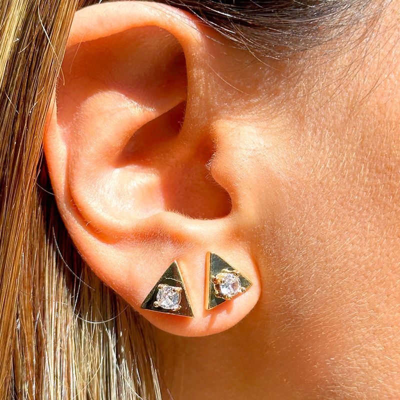 Brinco-Triangulo-11-mm-Com-Zirconia-Branca-Banho-de-Ouro-18k