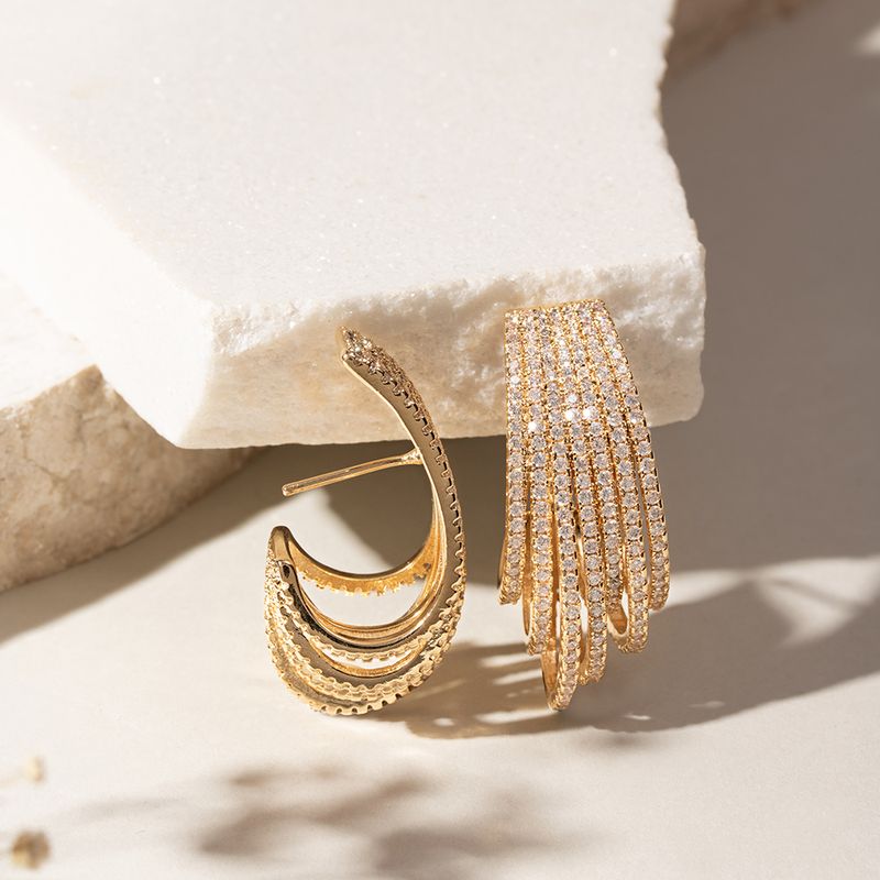 Brinco-Argola-J-Fios-Cravejados-com-Zirconias-Brancas---Banho-de-Ouro-18k
