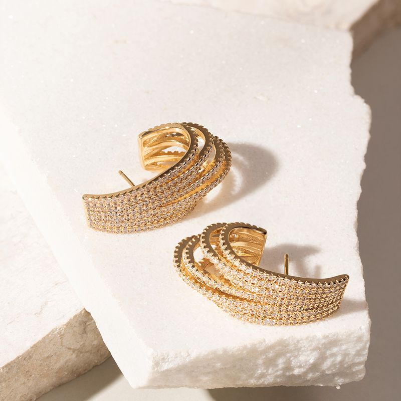Brinco-Argola-J-Fios-Cravejados-com-Zirconias-Brancas---Banho-de-Ouro-18k