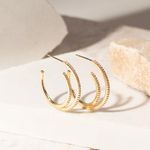 Brinco-Argola-Arco-com-Zirconias-Brancas---Banho-de-Ouro-18k-