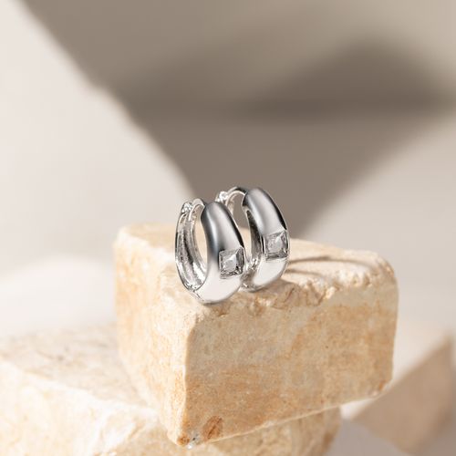 Brinco Argola com Quadrado de Zircônia Branca em Cravação Inglesa - Banho de Ródio Branco