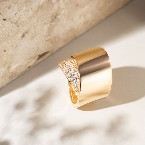 Anel com Dobra Cravejado com Zircônias Brancas - Banho de Ouro 18k