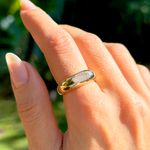 Anel-Alianca-com-Oval-Cravejado-de-Zirconias-Brancas---banho-de-Ouro-18k