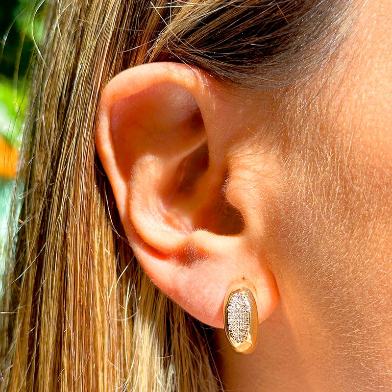 Brinco-Argola-com-Oval-Cravejado-de-Zirconias-Brancas---Banho-de-Ouro-18k
