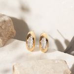 Brinco-Argola-com-Oval-Cravejado-de-Zirconias-Brancas---Banho-de-Ouro-18k