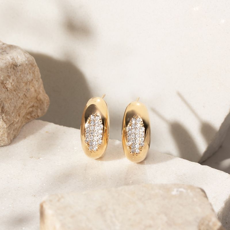 Brinco-Argola-com-Oval-Cravejado-de-Zirconias-Brancas---Banho-de-Ouro-18k