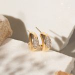 Brinco-Argola-com-Oval-Cravejado-de-Zirconias-Brancas---Banho-de-Ouro-18k