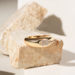 Anel-Alianca-com-Oval-Cravejado-de-Zirconias-Brancas---banho-de-Ouro-18k