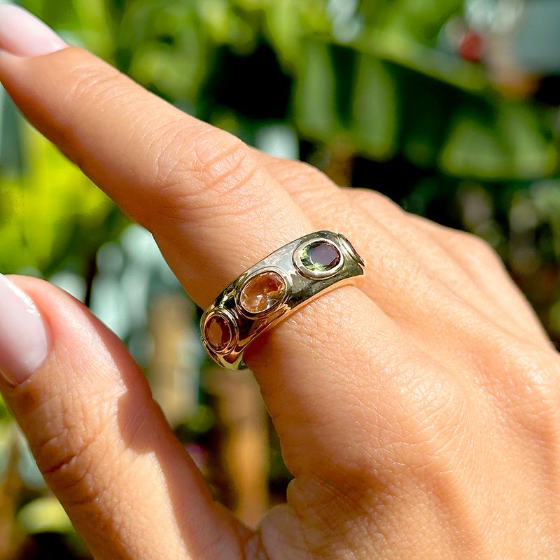 Anel-Alianca-Inteira-Cristal-Citrino-Cristal-Rodolita-e-Cristal-Peridoto-Ovais-Cravacao-Inglesa---Banho-de-Ouro-18k
