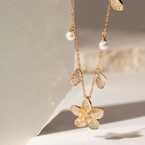 Colar Botões e Folhas com Pérolas Shell - 50cm - Banho de Ouro 18k