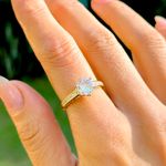 Anel-Solitario-Zirconia-Branca-Lateral-Cravejada---Banho-de-Ouro-18k-