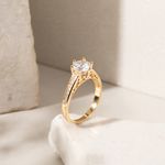 Anel-Solitario-Zirconia-Branca-Lateral-Cravejada---Banho-de-Ouro-18k-