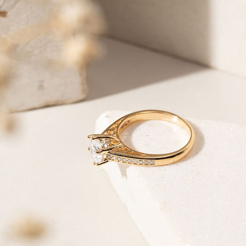 Anel-Solitario-Zirconia-Branca-Lateral-Cravejada---Banho-de-Ouro-18k-