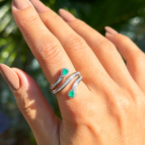 Anel Cristal Esmeralda e Zircônias Brancas Aro Cravejado em Trilho - Banho de Ródio Branco