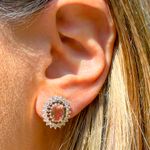 Brinco-Oval-Cristal-Rodolida-com-Broda-Cravejada-com-Zirconias-Branca-e-Chocolate---Banho-de-Ouro-18k-