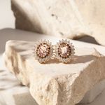 Brinco-Oval-Cristal-Rodolida-com-Broda-Cravejada-com-Zirconias-Branca-e-Chocolate---Banho-de-Ouro-18k-