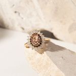 Anel-Oval-com-Cristal-Rodolita-e-Borda-Cravejada-com-Zirconias-Brancas-e-Chocolate---Banho-de-Ouro-18k