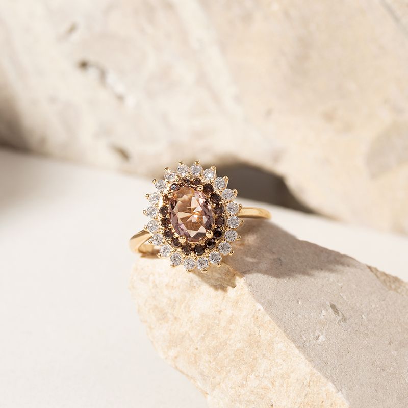 Anel-Oval-com-Cristal-Rodolita-e-Borda-Cravejada-com-Zirconias-Brancas-e-Chocolate---Banho-de-Ouro-18k