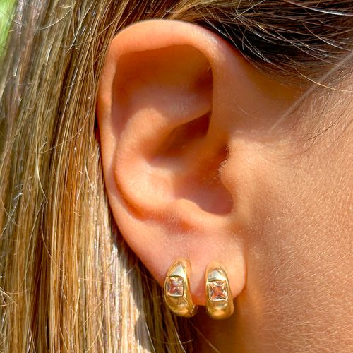 Brinco Argola 13 mm com Quadrado de Cristal de Quartzo Rosa em Cravação Inglesa - Banho de Ouro 18k