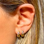 Brinco-Argola-12-mm-com-Coracao-de-Cristal-de-Quatzo-Rosa-em-Cravacao-Inglesa---Banho-de-Ouro-18k