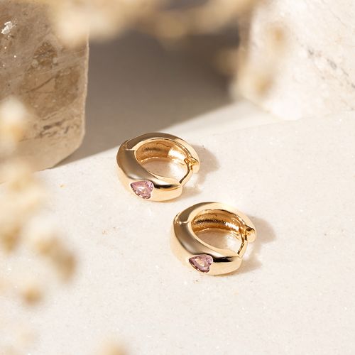 Brinco Argola 12 mm com Coração de Cristal de Quartzo Rosa em Cravação Inglesa - Banho de Ouro 18k