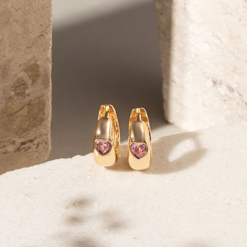 Brinco Argola 12 mm com Coração de Cristal de Quartzo Rosa em Cravação Inglesa - Banho de Ouro 18k